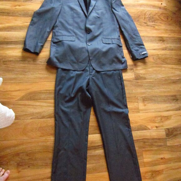 NWT- Mens Kenneth Cole Reaction Gray 2 Piece Suit Size 42R & Pants 32 X 32 - Picture 2 of 16